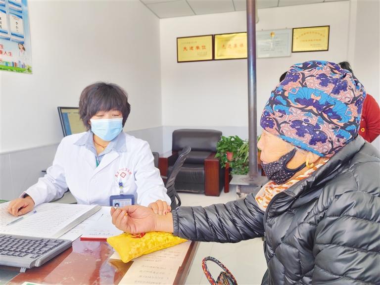 村医为村民诊疗