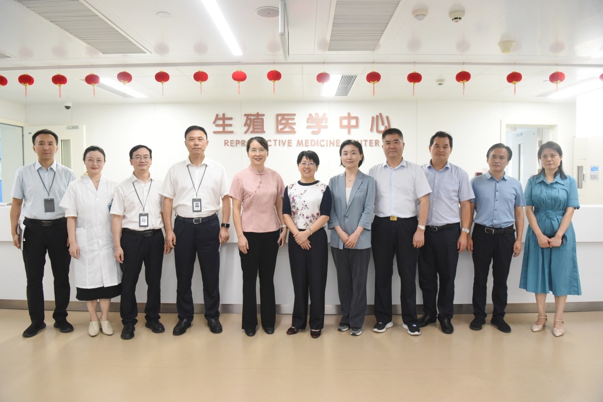 2025年8月29日，湖南省卫健委副主任刘激扬（中）、常德市人民政府副市长袁世平（左五），常德市卫健委党组书记、主任李芳（右五）等一行来常德一医生殖医学中心调研