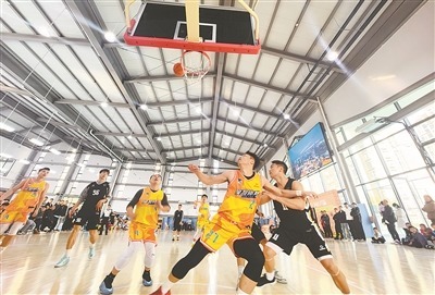 湾里馆内正在举行篮球比赛