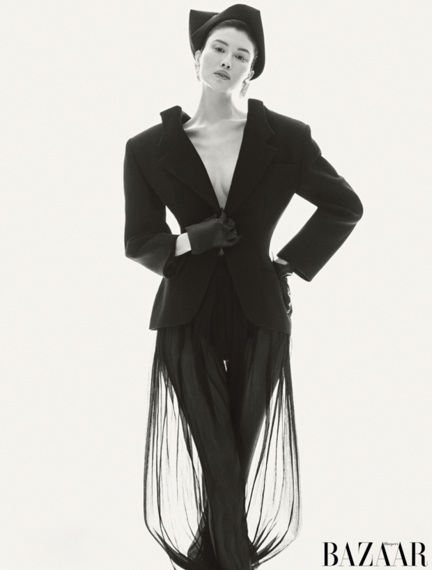 何穗黑调西装套装亮相，双手叉腰的姿态干练冷冽，裙摆细节添设计感。