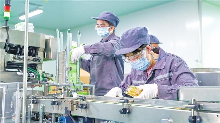 员工检查药品封装情况