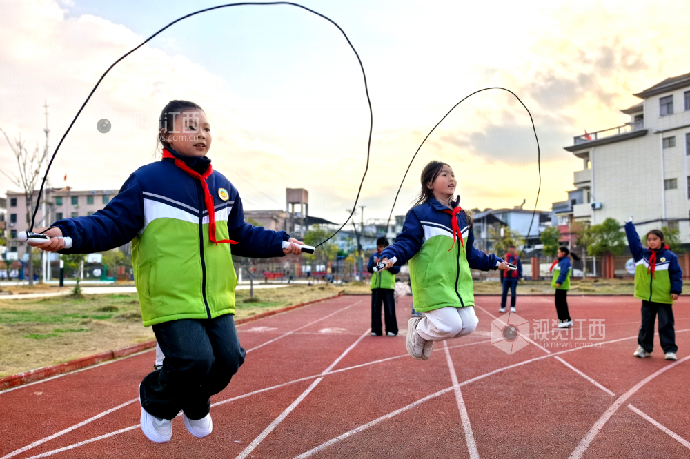 2025年12月23日下午，江西省抚州市南丰县教体文化交流协会组织志愿者开展的“运动相伴 健康成长”关爱留守儿童体育帮扶项目活动走进市山镇中心小学。