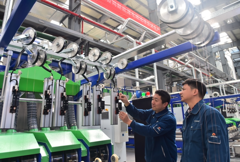 工人在江铜华东电工新材料科技有限公司生产车间巡检设备。