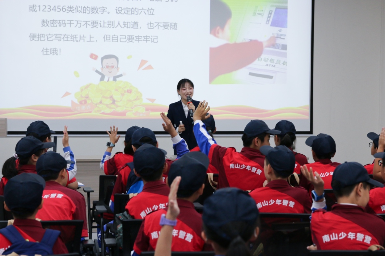 少警与特邀教官积极互动