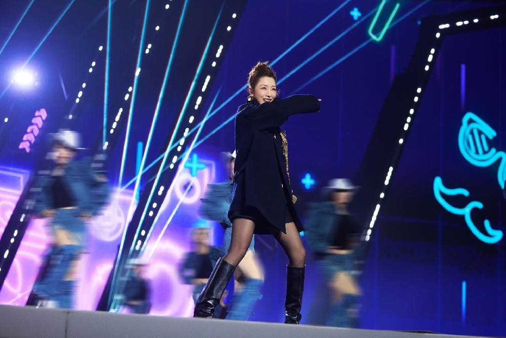 经典焕新声，温暖聚襄阳：孙悦亮相古城晚会引三万观众温情合唱(图1)