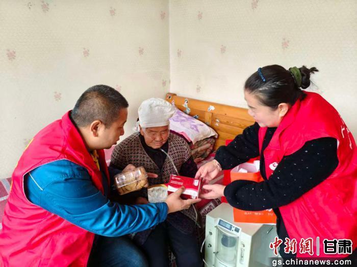 图为志愿者将水饺等物品送到老人家里　雷锋车队供图