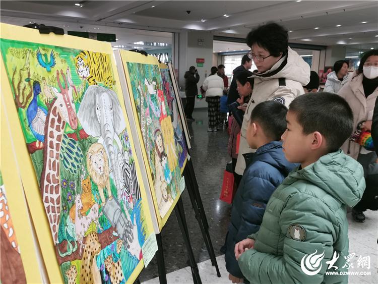 小朋友在烟台市青少年宫参观美术作品展