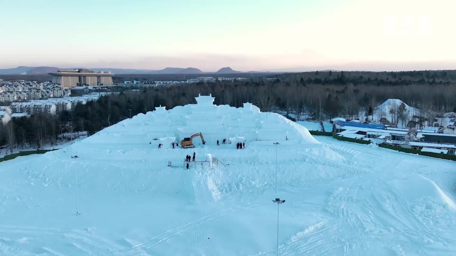 长白山“云顶天宫”回归 上演震撼灯光秀