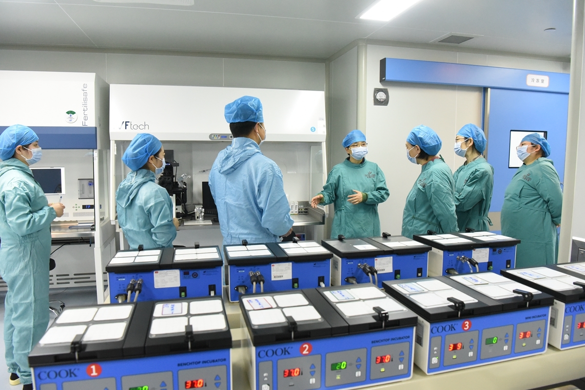 国家人类辅助生殖技术评审专家在常德一医生殖医学中心实地考察
