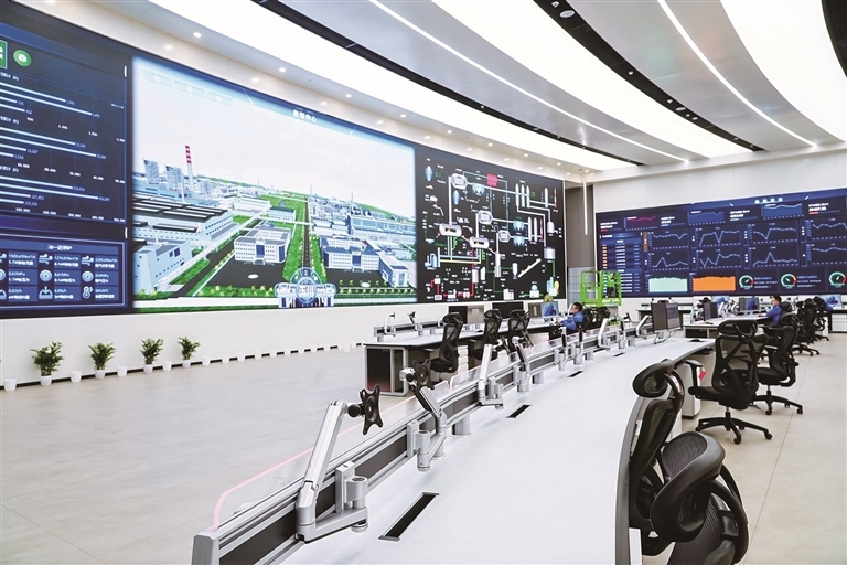 河南豫光金鉛集團有限責任公司數智中心，工作人員正在遠程監測各生產基地運行數據。