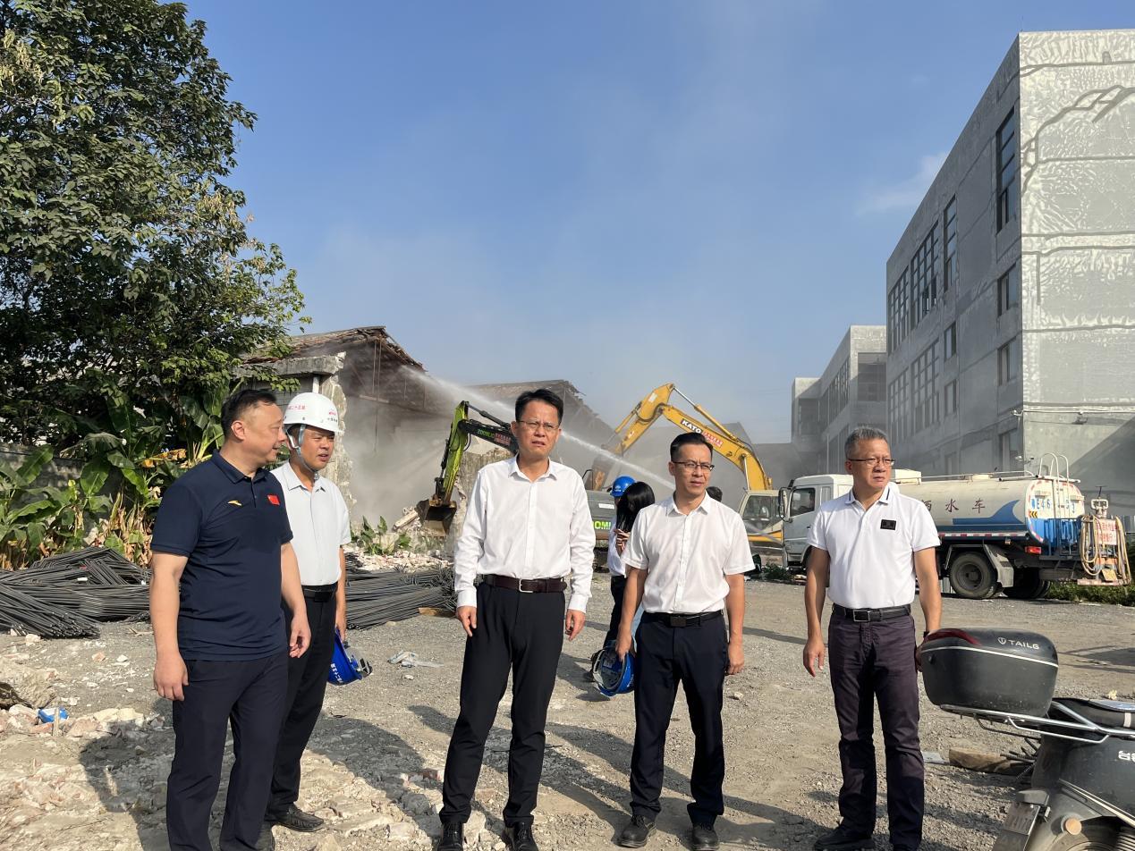 图为:区长王勇带队部署广湛高铁征拆工作。