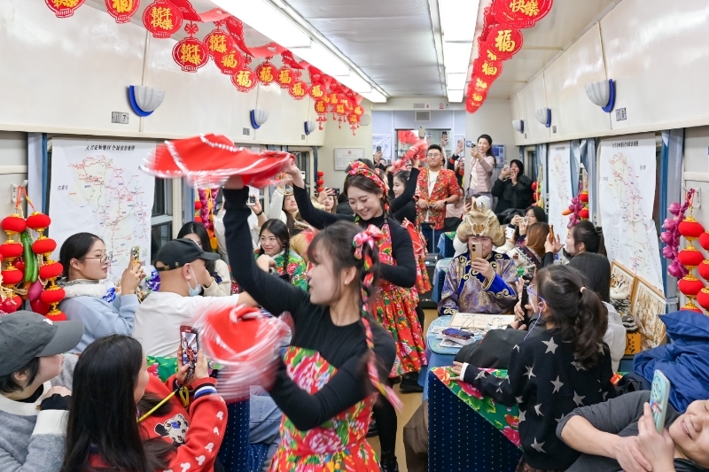 黑龙江开行今冬首趟  东北民俗文化主题列车