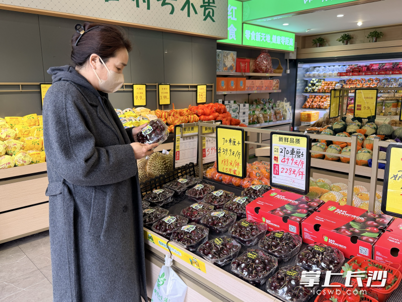 市民正在水果店内挑选车厘子。 均为长沙晚报全媒体记者贾凯清摄