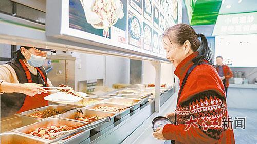 老人在食堂用餐。