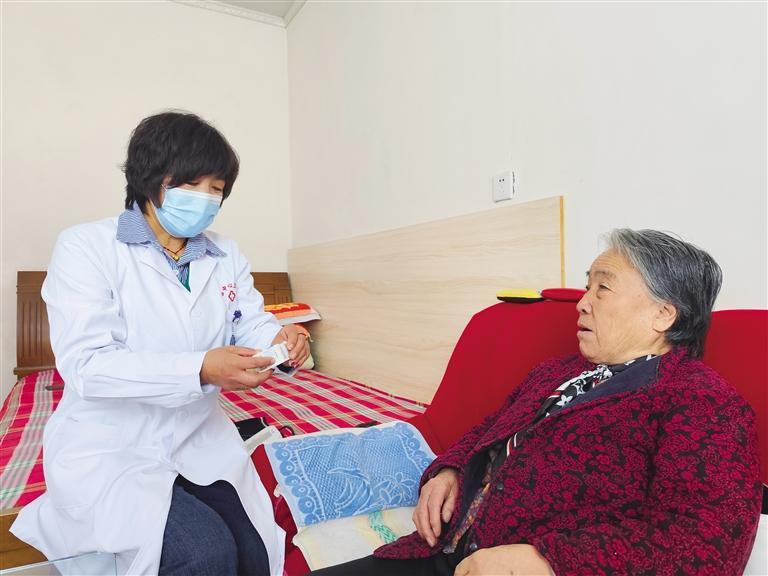魏奶奶听家庭医生讲解用药知识