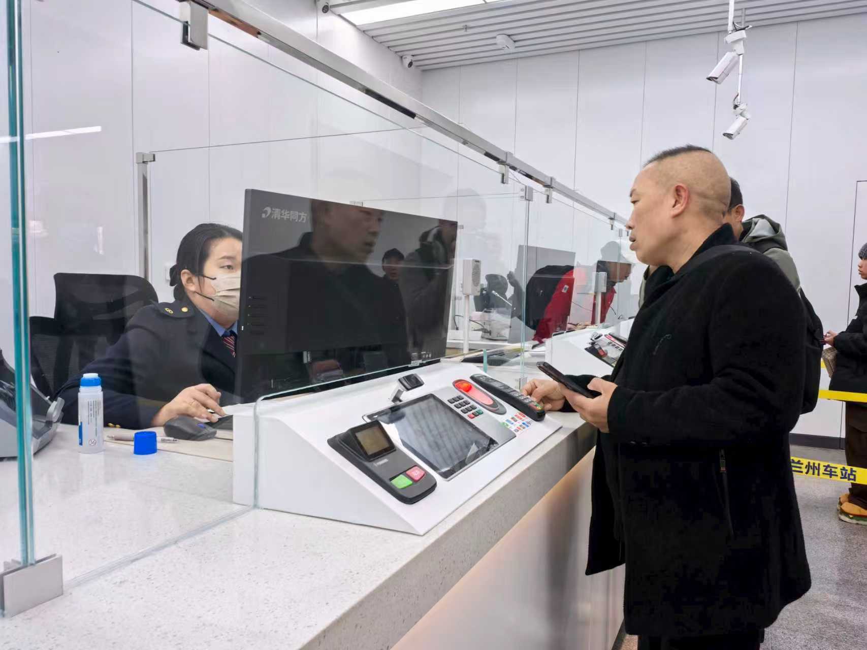 旅客在窗口购票