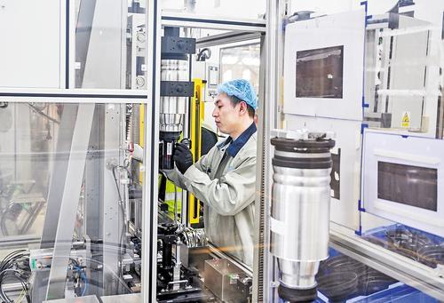 10月30日，工人在张家口京西智行科技集团有限公司生产车间作业。 本报记者 耿 辉摄