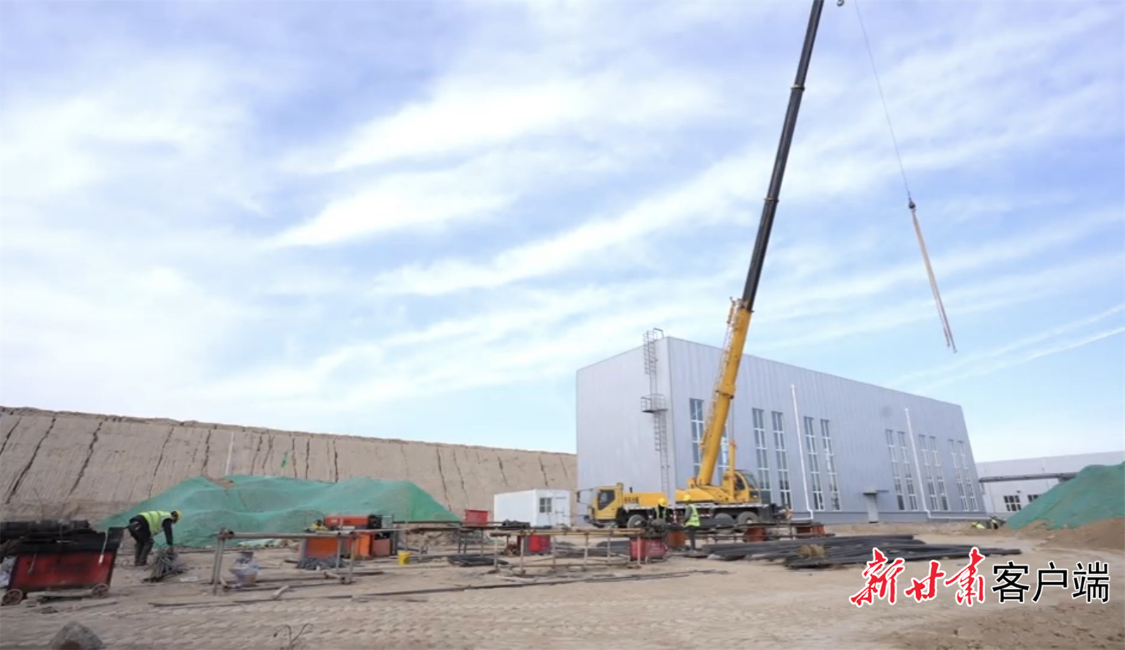 首批入驻的企业开始设备进场安装