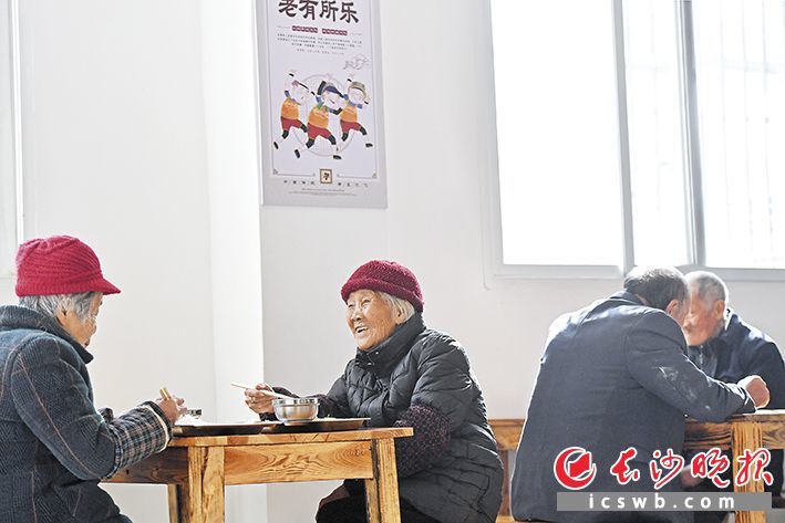 小河乡潭湾村的老年食堂里，老人们安心吃着午餐。