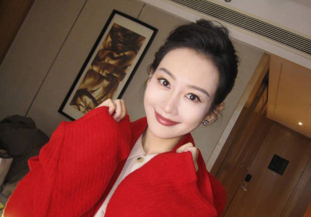 王鸥面露温柔笑容，红唇吸睛。