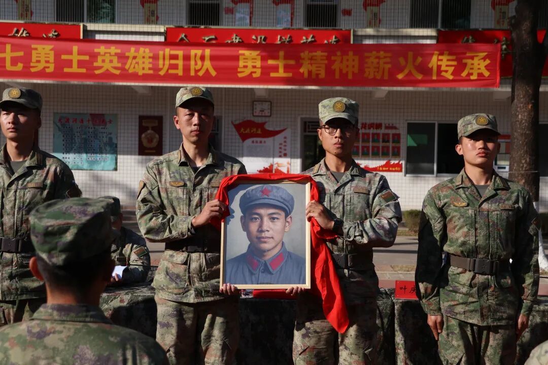 ▲“大渡河连”官兵和老连长熊尚林“同框”。摄影｜通讯员 刘伟强