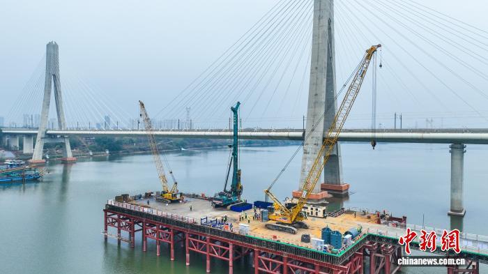 图为12月22日,江西赣州,长赣高铁赣江特大桥桩基施工现场。胡江涛 摄