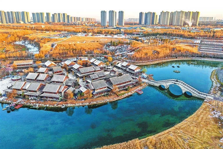 2025年12月7日，位于贾鲁河公园的明伦岛上的贾鲁河小镇。感谢河南省水文水资源中心综合部支持
