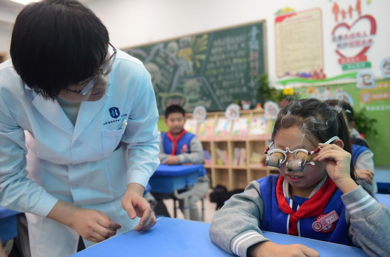沧州：中医“灸”文化 吸引小学生