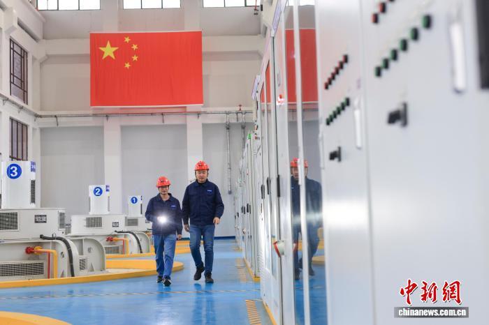 12月23日,三峡集团的技术人员对八赛枢纽的设备进行巡检。八里湖赛城湖枢纽工程(简称八赛枢纽工程)是江西省最大的泵站枢纽工程,九江市最大的内湖强排出口。此时长江流域正值枯水期,技术人员仍要对泵站设备进行日常巡检不放松,确保设备状态良好。中新社记者 贾天勇 摄