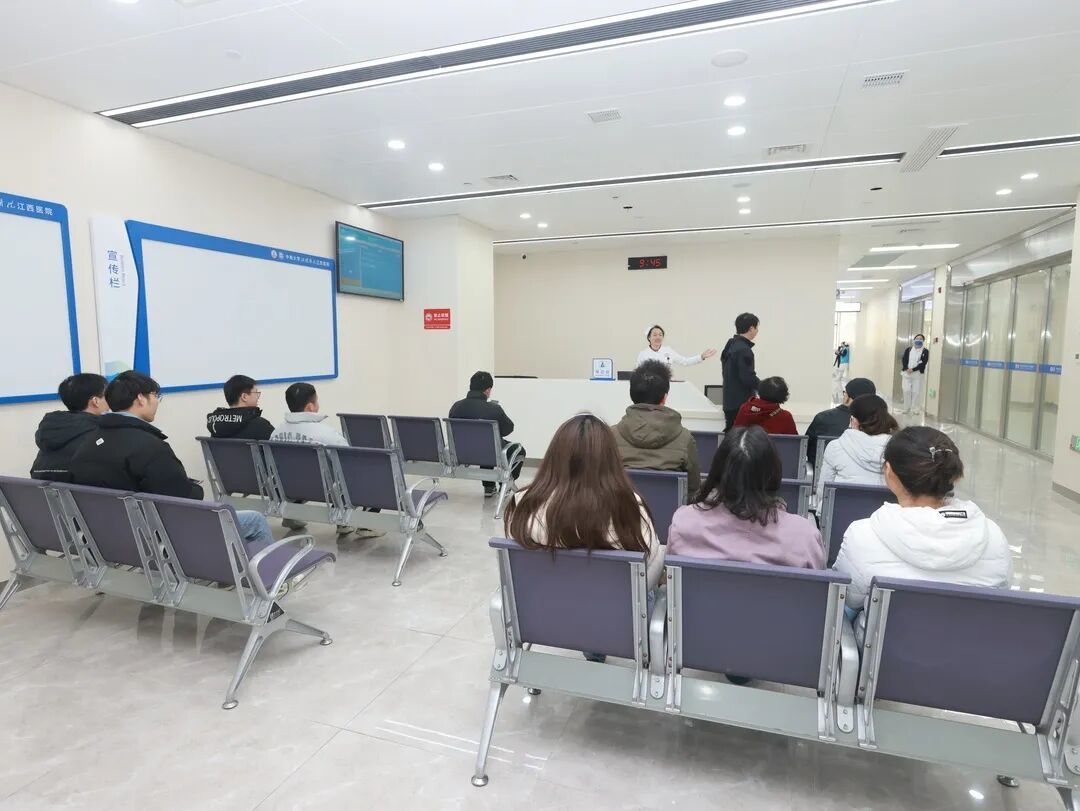 中南大学湘雅医院江西医院新医疗大楼试运行当天，群众正在候诊。