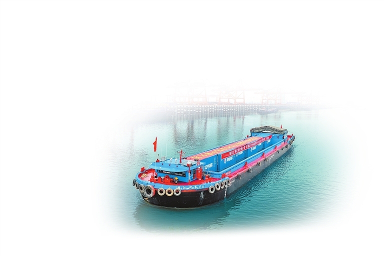 周口港中心港区中心作业区，集装箱货轮缓缓离港，驶向江海。图片均为记者 聂冬晗 摄