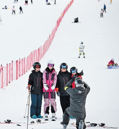 11月23日，游客在张家口市崇礼区富龙滑雪场开心合影。