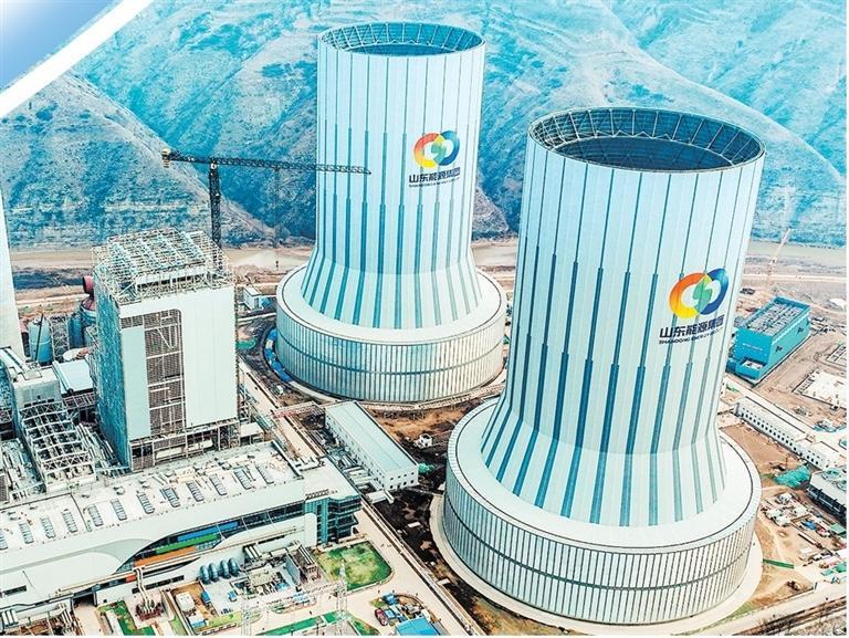 “陇电入鲁”能源战略通道上重要电源点项目—山东能源灵台电厂建设项目施工现场　新甘肃&middot;甘肃日报通讯员　黄蔚林