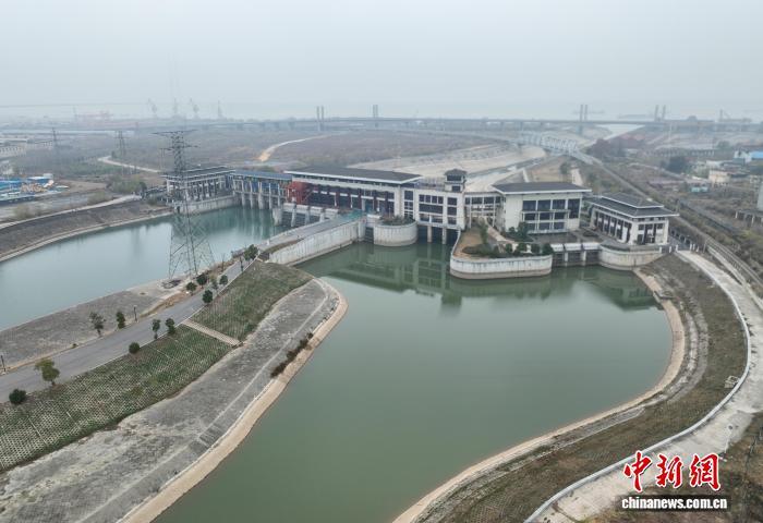 12月23日,远眺江西九江的八赛枢纽工程。(无人机照片)中新社记者 贾天勇 摄