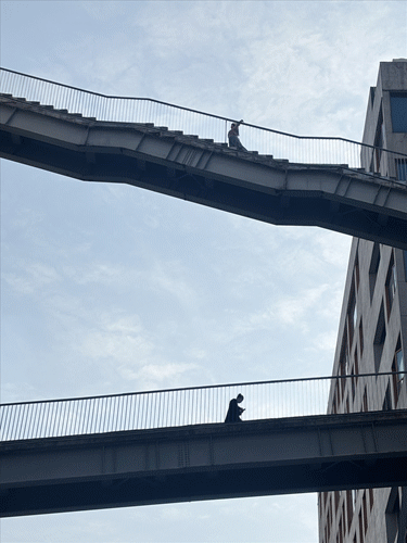 位于大智无界&middot;空中小镇的“天空楼梯”。 记者黄丽娟 摄