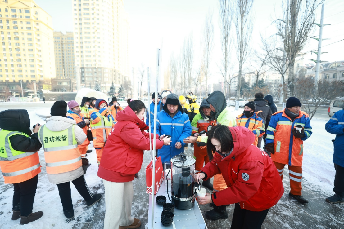 暖冬行动再继续 中粮可口可乐黑龙江厂为城市守护者送上温暖关怀