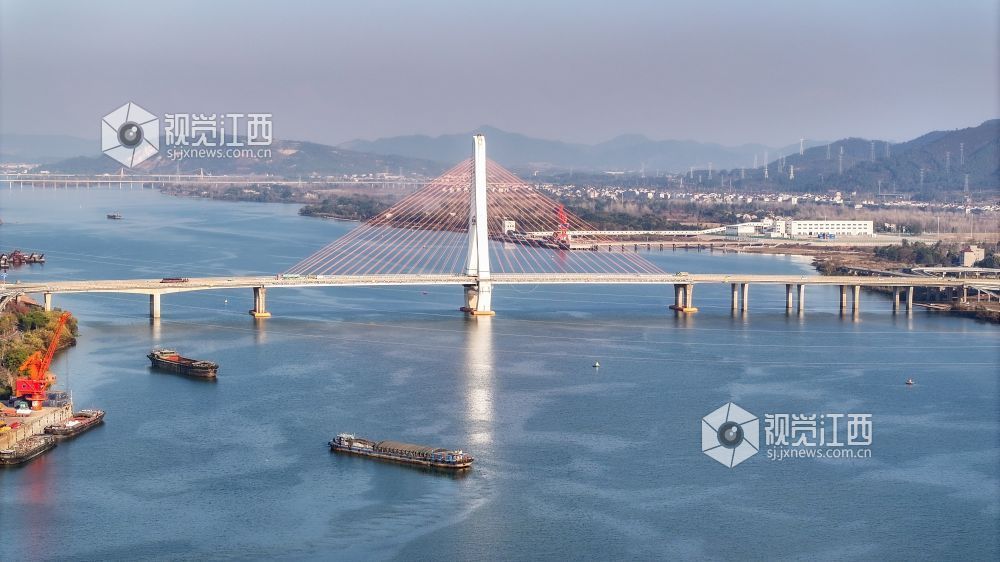 2025年12月20日,江西省吉安市港口物流有限责任公司综合货运码头赣江水域上,多艘货船正待装货或已装满货物,少数满仓货船缓慢驶离岸边,年末来临之际一派繁忙景象。