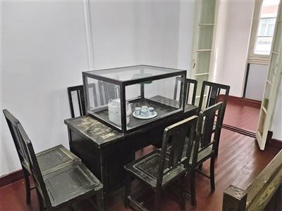 武汉新四军军部旧址纪念馆还原的新四军军部成立会议时会议室的布置