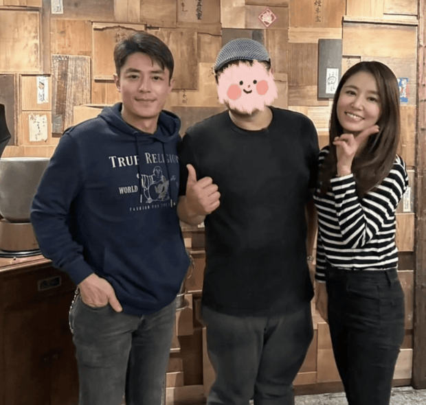 林心如合照时开心比耶。