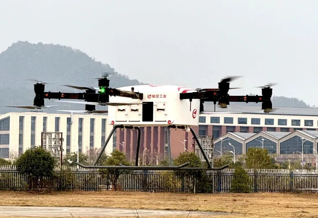 AR-E800重载电动垂直起降飞行器在我市首飞成功。 （全媒体记者 李焰 摄）