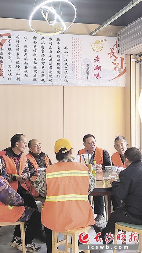 环卫工人在老湘味手工面馆吃早餐。受访者供图