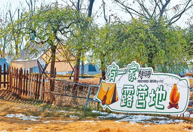 2025年12月15日，郑州市贾鲁河畔的露营地。