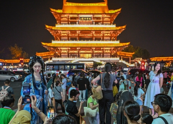 10月7日晚，游客在拍摄杜甫江阁亮灯活动。湖南日报全媒体记者 郭立亮 摄