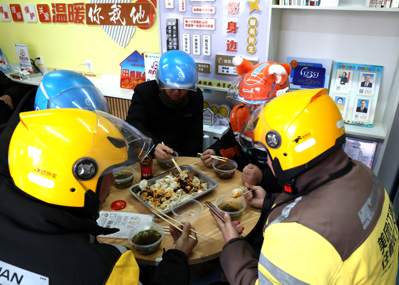 甘肃临泽冬至饺香四溢　劳动者get“娘家人”暖心关怀