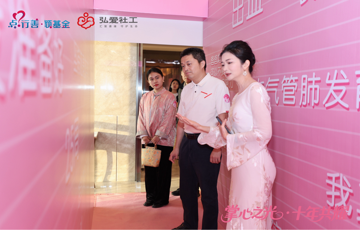 文颖为陈的局长介绍“微光突围号”