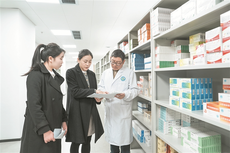 江西省庐山市纪委监委坚持问题导向，组织纪检监察干部围绕医保基金使用监管情况开展监督检查，推动相关问题整改到位。图为该市纪检监察干部前往市总医院人民医院院区走访了解有关情况。郭志祥 摄