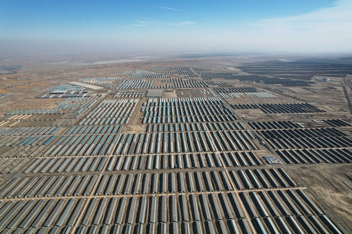 这是2025年11月15日在甘肃省酒泉市肃州区拍摄的戈壁设施农业产业园(无人机照片) 新华社记者 张智敏 摄