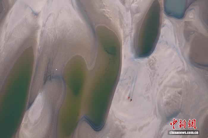 长江武汉段水位持续消退 大片滩涂露出江面