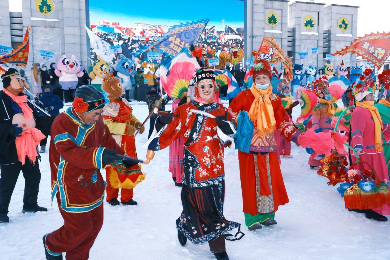 “龙腾雪韵”巡游现场 让“赏冰乐雪”更加深入人心