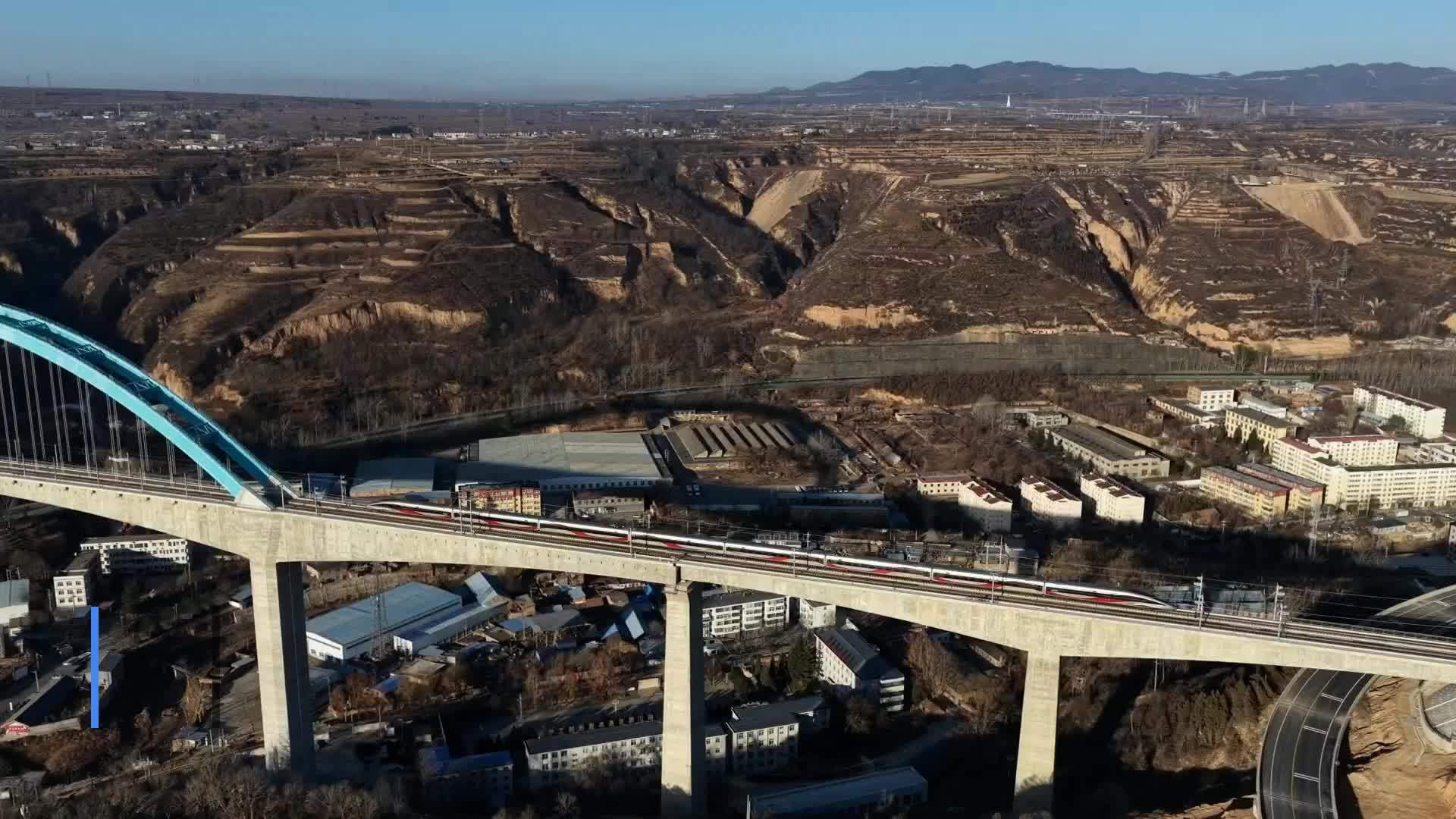 航拍看西延高铁全线最大跨度桥梁